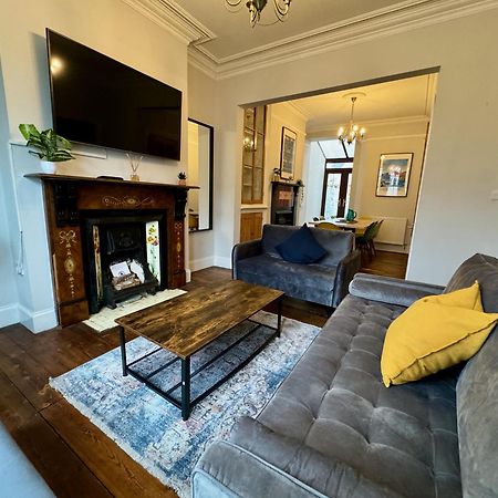 Large Citycentre Townhouse & Hot Tub, Pool Table And Offroad Parking Cardiff Dış mekan fotoğraf