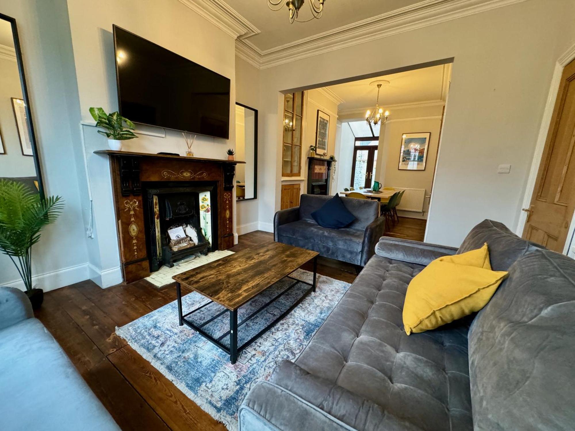Large Citycentre Townhouse & Hot Tub, Pool Table And Offroad Parking Cardiff Dış mekan fotoğraf