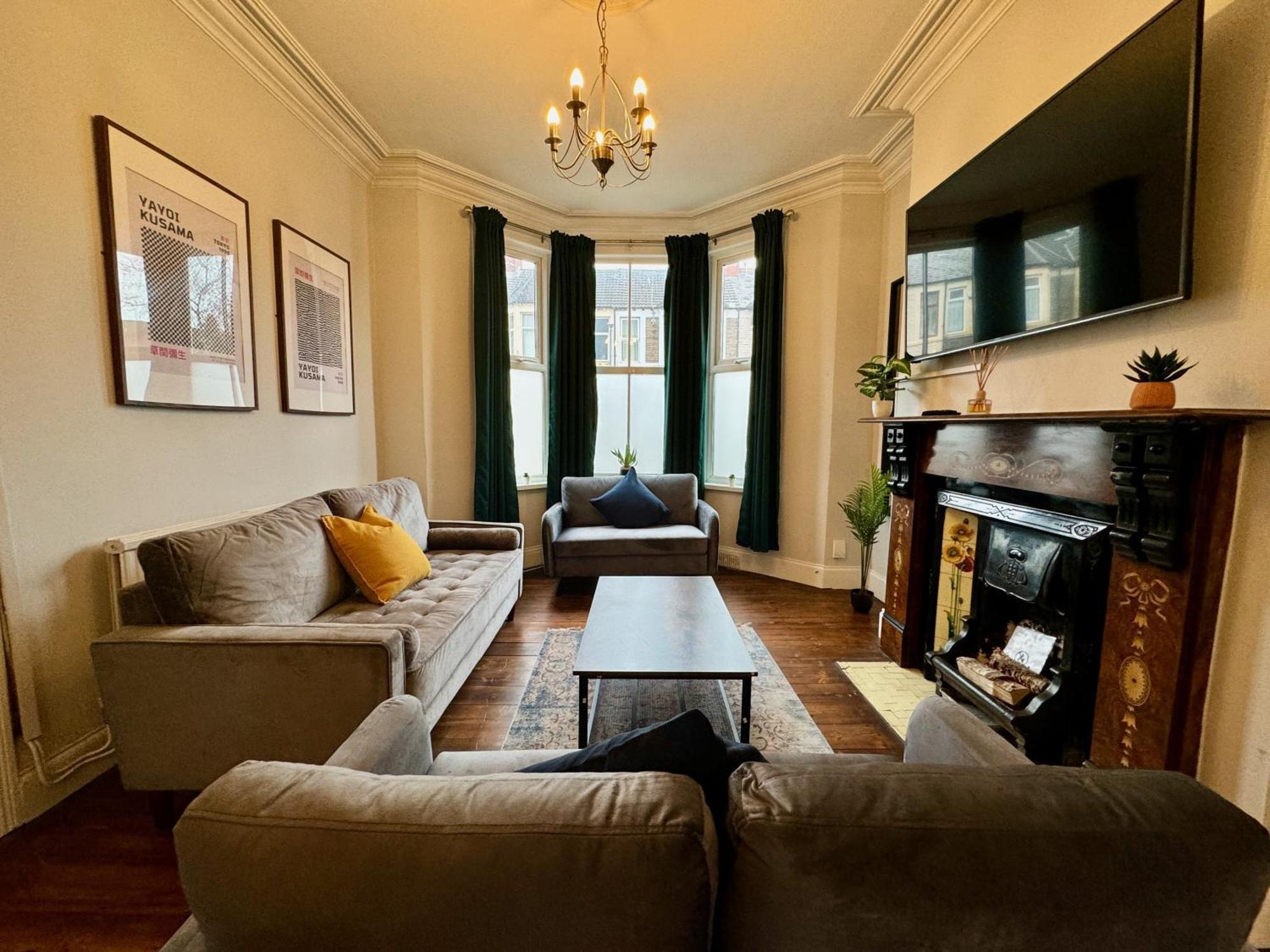 Large Citycentre Townhouse & Hot Tub, Pool Table And Offroad Parking Cardiff Dış mekan fotoğraf