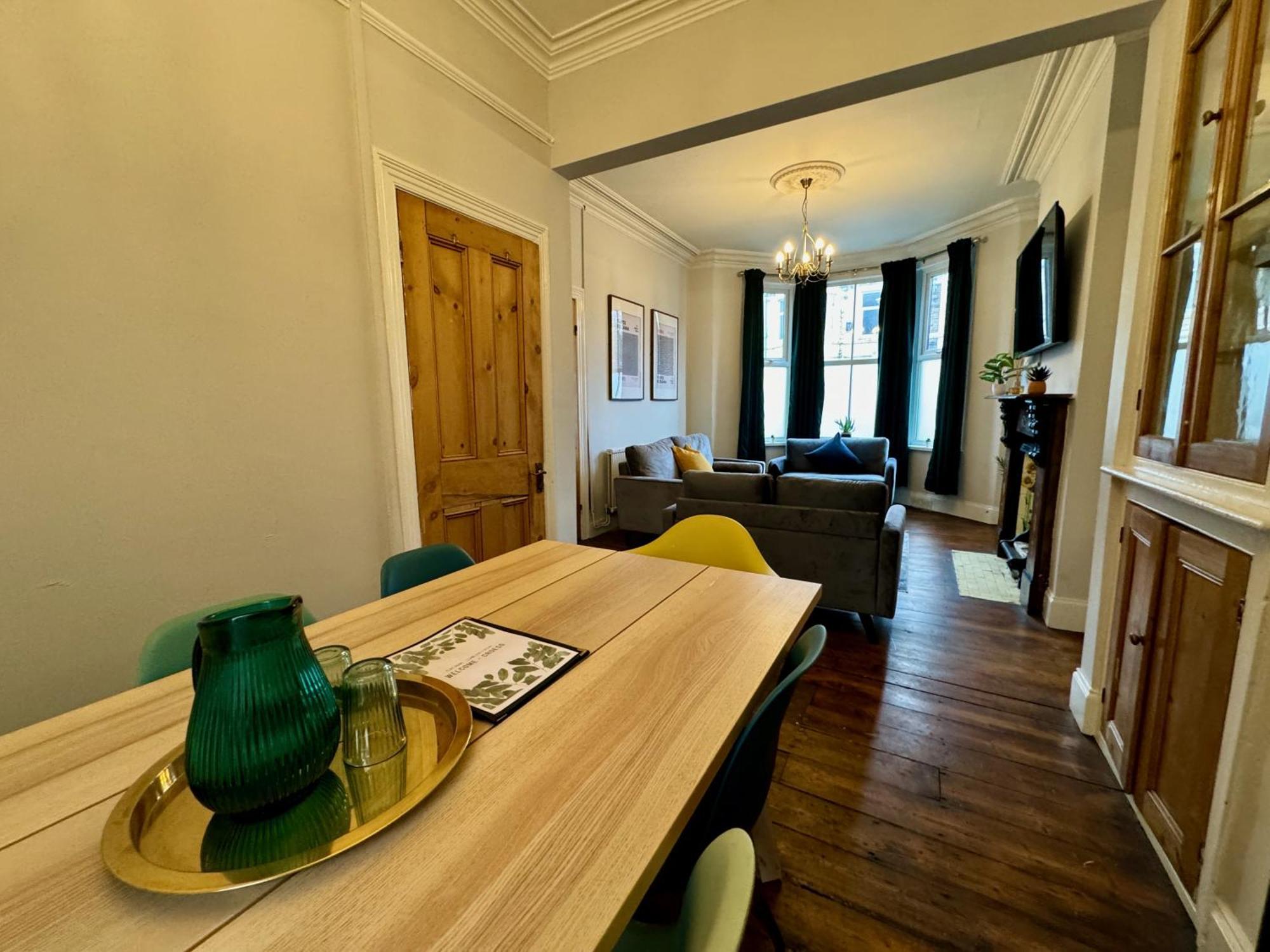 Large Citycentre Townhouse & Hot Tub, Pool Table And Offroad Parking Cardiff Dış mekan fotoğraf