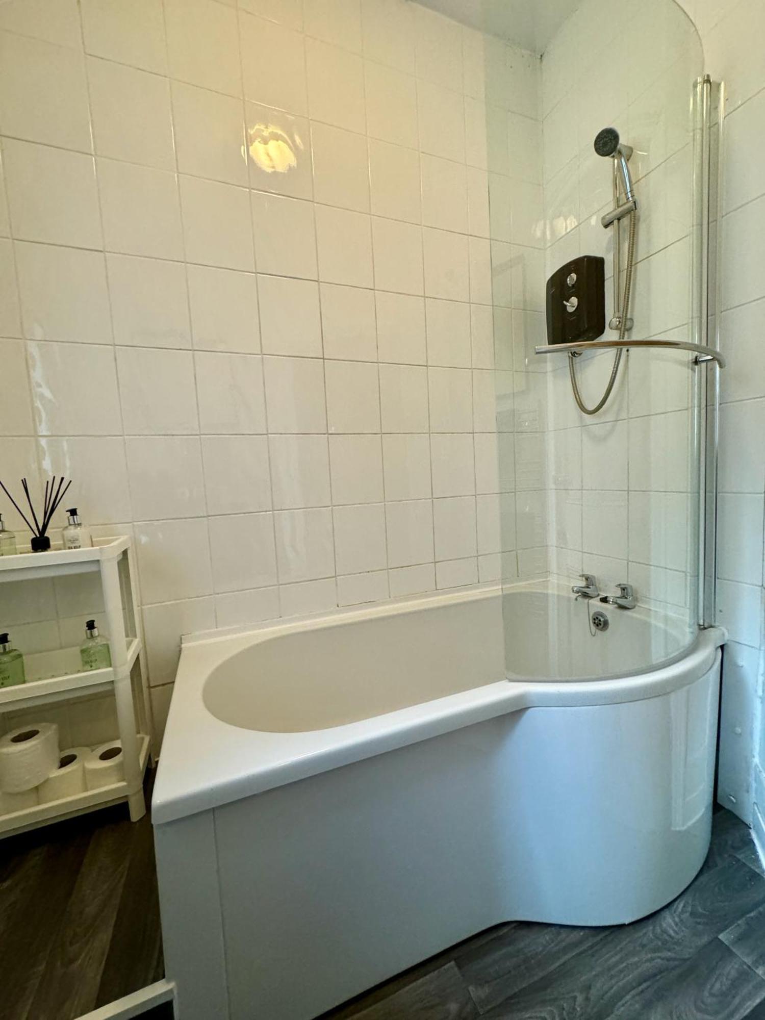 Large Citycentre Townhouse & Hot Tub, Pool Table And Offroad Parking Cardiff Dış mekan fotoğraf